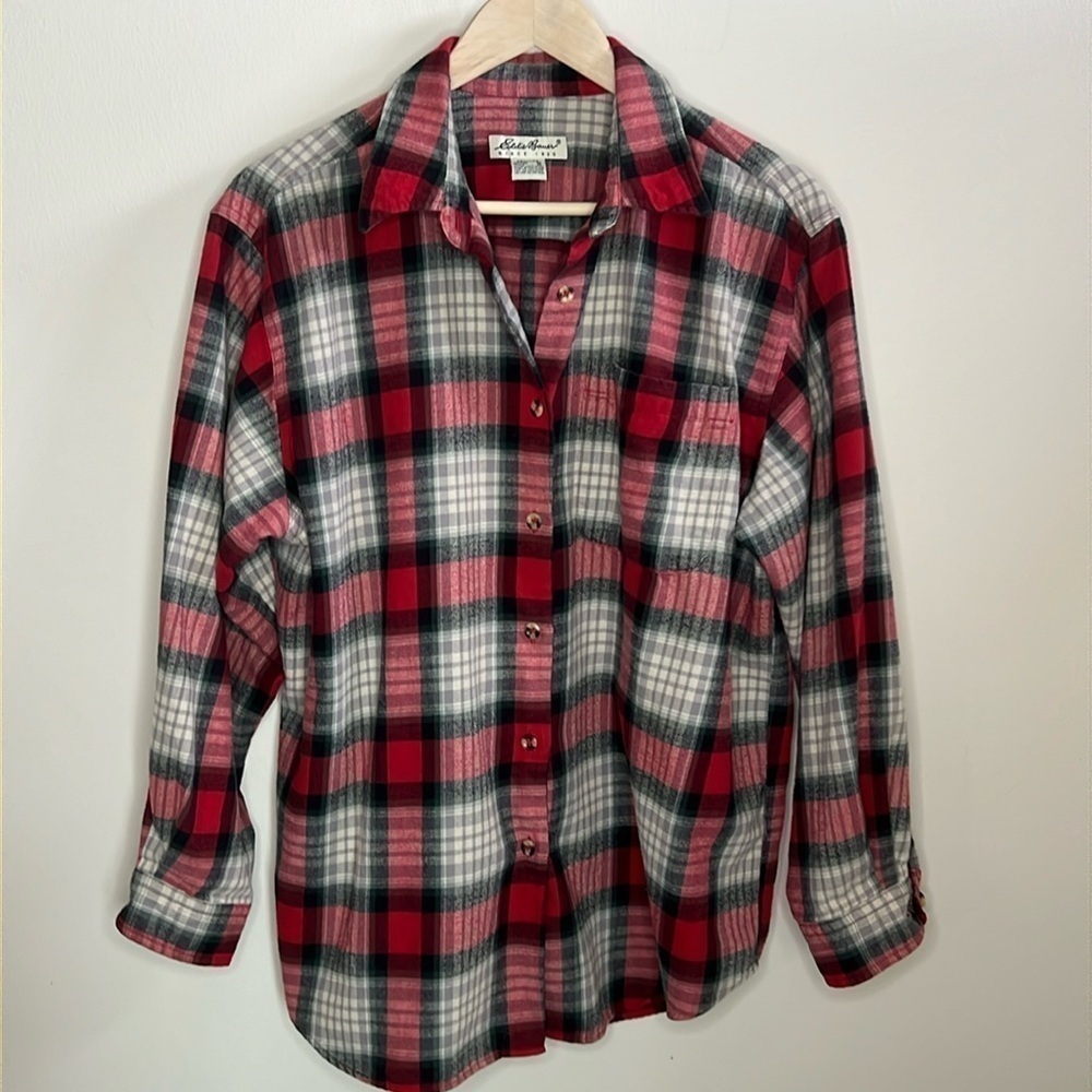 EDDIE BAUER WOMENS MEDIUM RED WHITE & GRAY PLAID LONG SLEEVED BOYFRIEND CUT